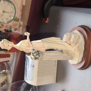 AVAILABLE -RARE Vintage La Verona Collection Lady w/ hat & Flowers 9" Tall